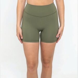 NWT FORM SHORTS - green Sz. Small